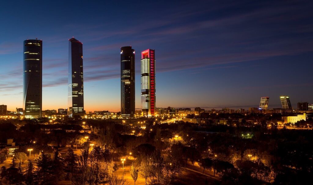 Madrids skyskrabere i mørke