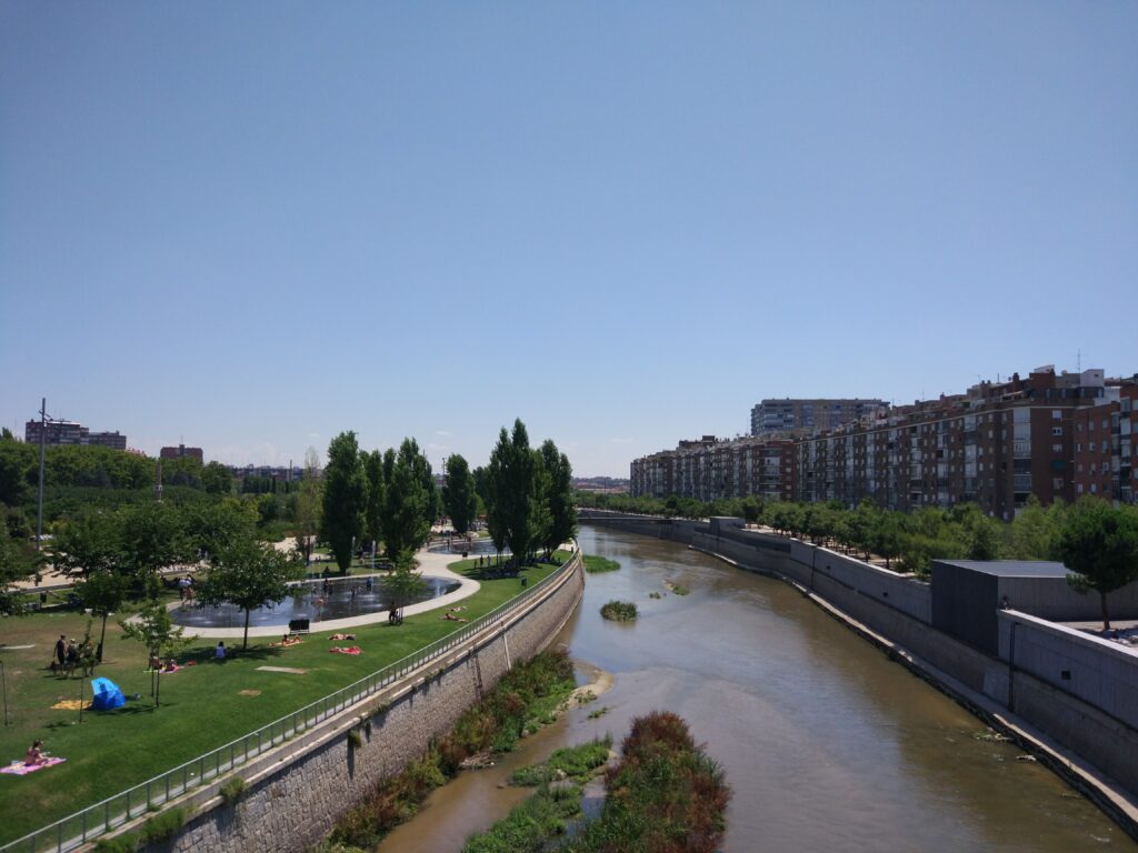 Arganzuela i Madrid om sommeren med folk der solbader