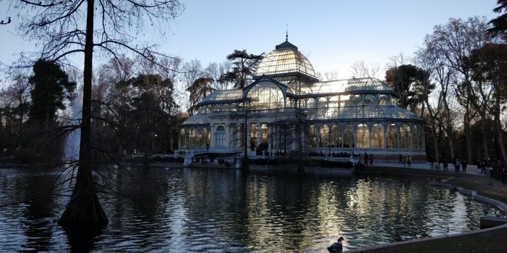 Palacio de Cristal i Madrids park el Retiro i flot lys