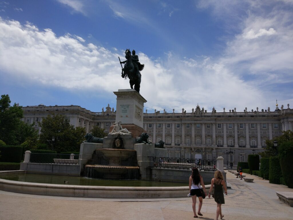 Det royale palads i Madrid i højsommer